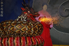 神楽でやまたのおろちが火を吹いているところ